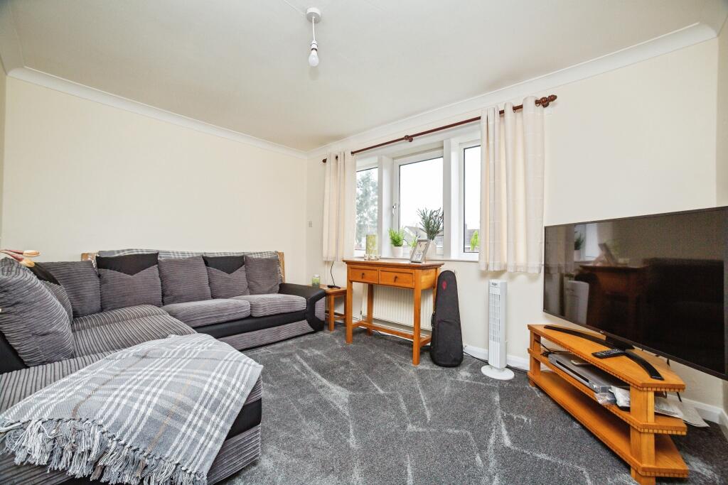 Manor Drive, Barnsley, S71 photo 4