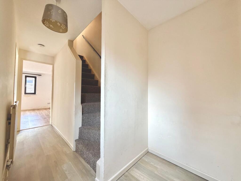 Tamarisk Court, Walnut Tree, Milton Keynes, MK7 photo 2