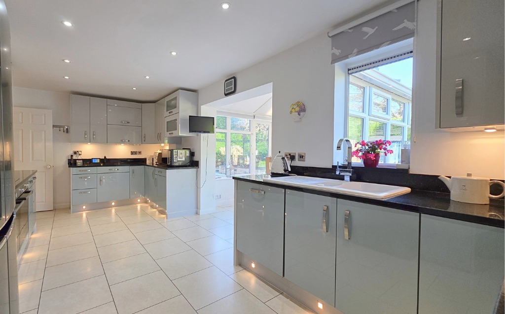 Finchampstead Road, Finchampstead, Wokingham, Berkshire, RG40 photo 4