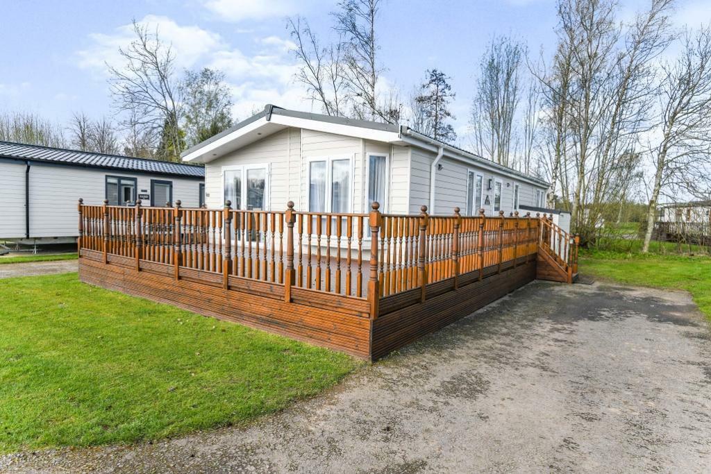 2-bed caravan on Kirkgate, Tydd St Giles, Wisbech, Cambs, PE13 5NZ, £120,000