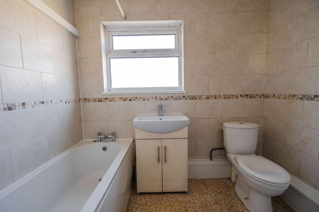1-bed terraced on Castle Street, Grimsby, DN32, £47,500