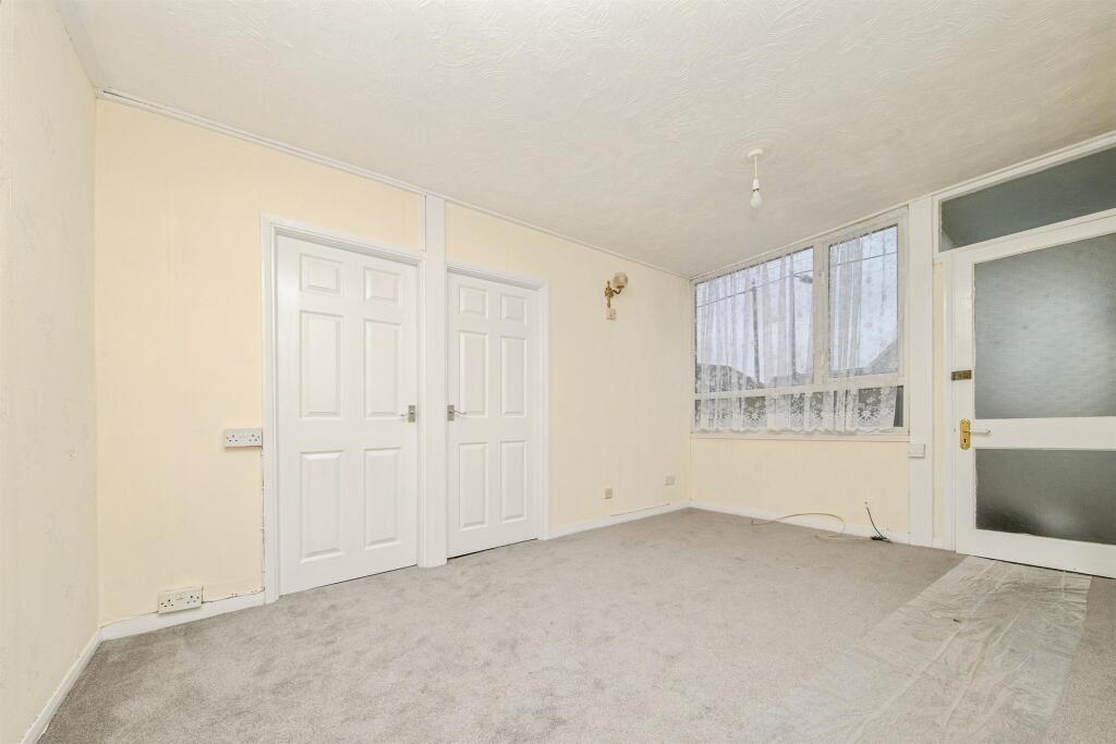 Yew Way, Jaywick, CLACTON-ON-SEA photo 3