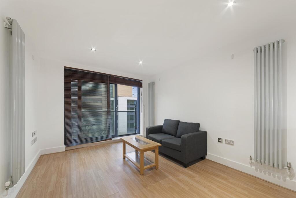 2-bed apartment on 41 Millharbour, London, E14, £400,000