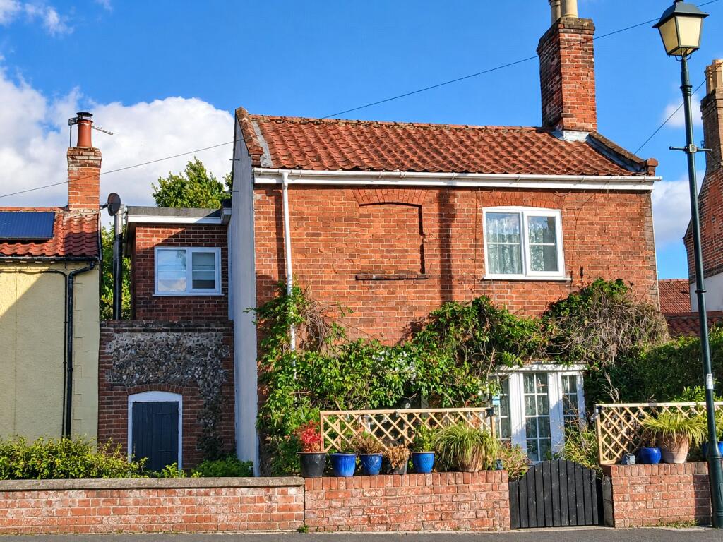 3-bed detached on Dereham Road, Hingham, Norwich, Norfolk, NR9, £300,000