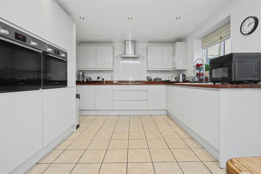Ironwood Avenue, Desborough photo 2