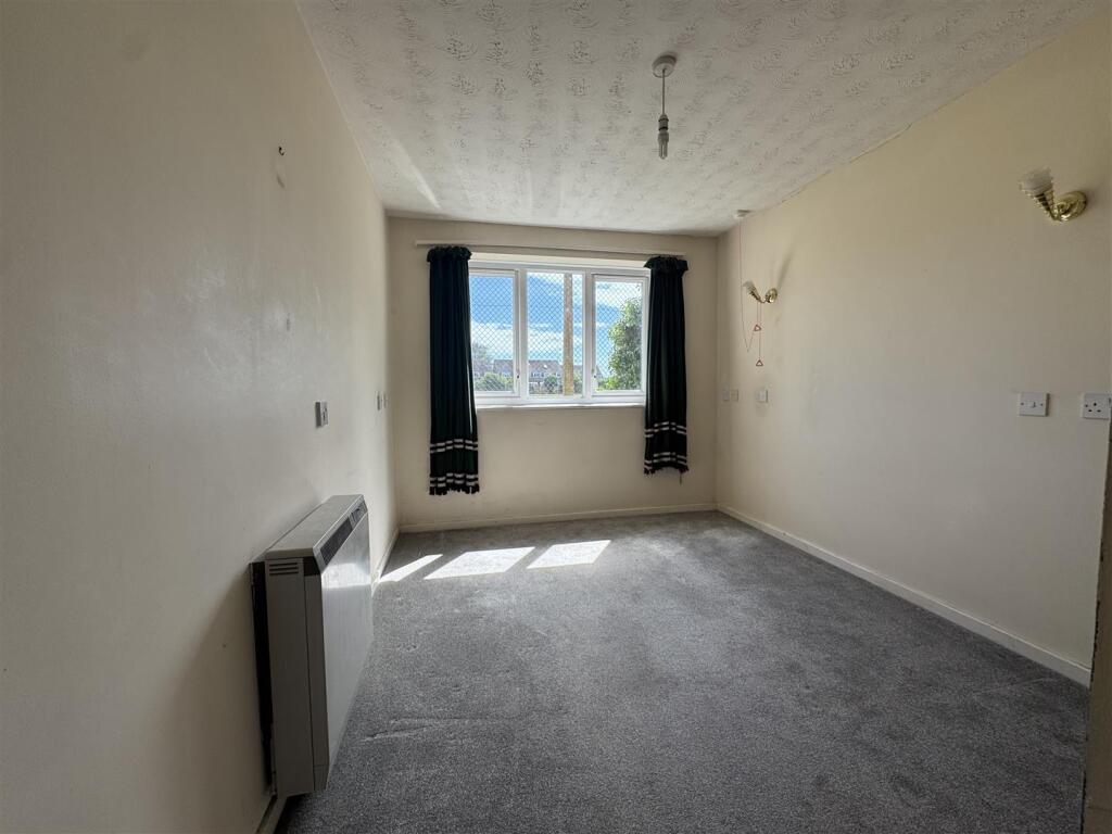 Apartment in Worthing, West Sussex - View 4