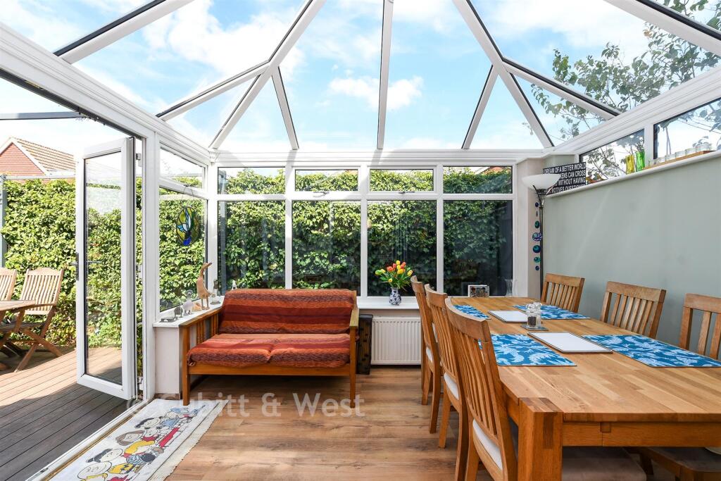 House in Reigate and Banstead, Greenfields, Horley - View 5