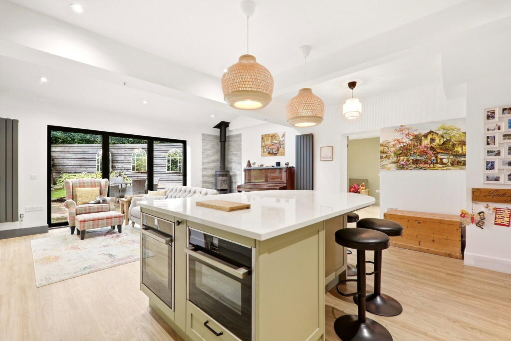 Tinshill Grove, Cookridge, Leeds, LS16 7AR photo 4