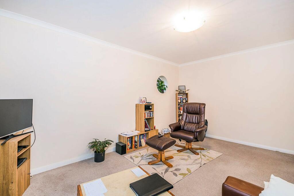 Apartment in Sutton - View 3