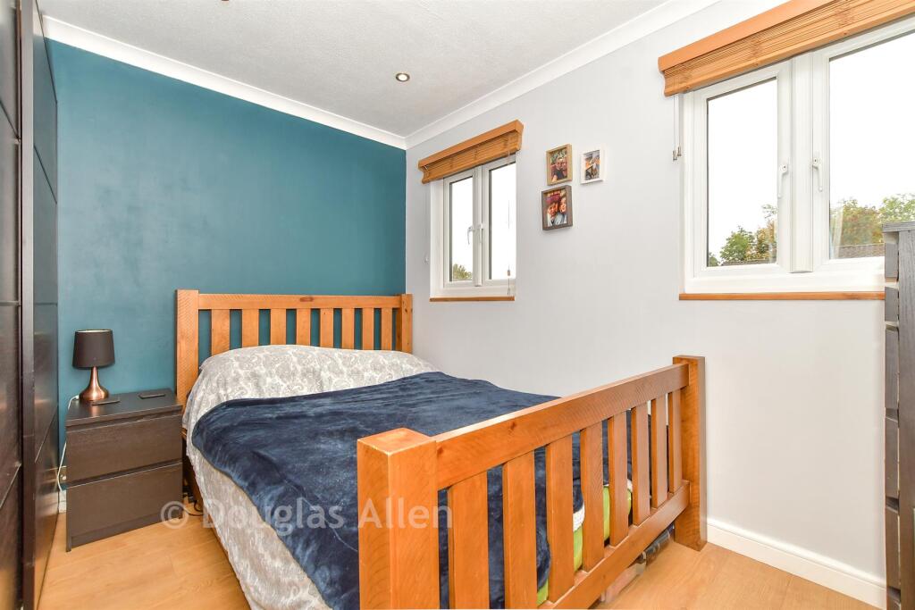 House in Basildon, Vange - More