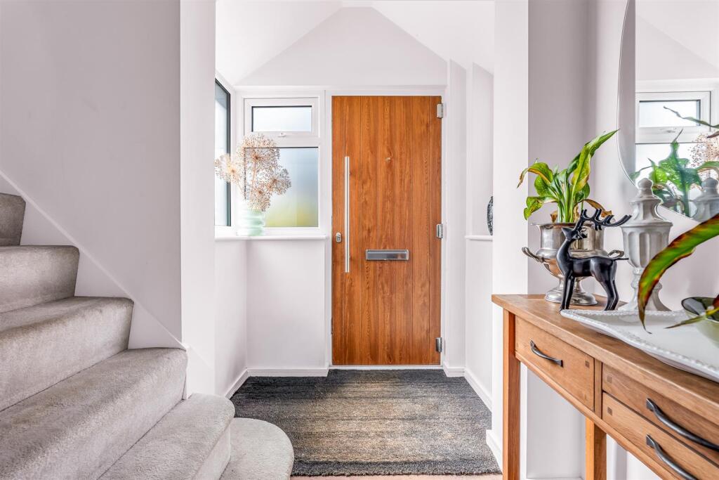 House in Welwyn Hatfield, Wilshere Park, Welwyn - View 3