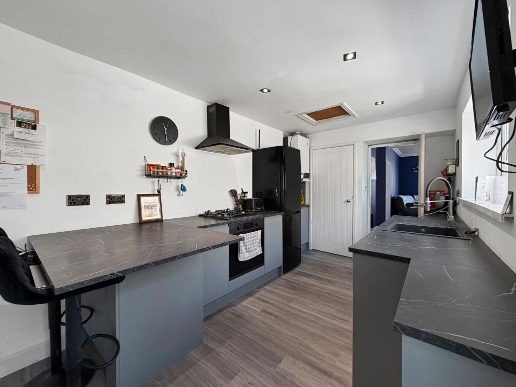 Kingsley Place, Senghenydd, CF83 - More