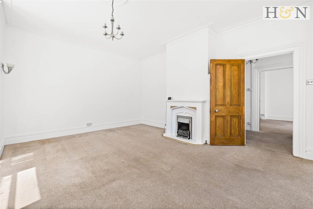 Apartment in Hove, Hangleton - View 5