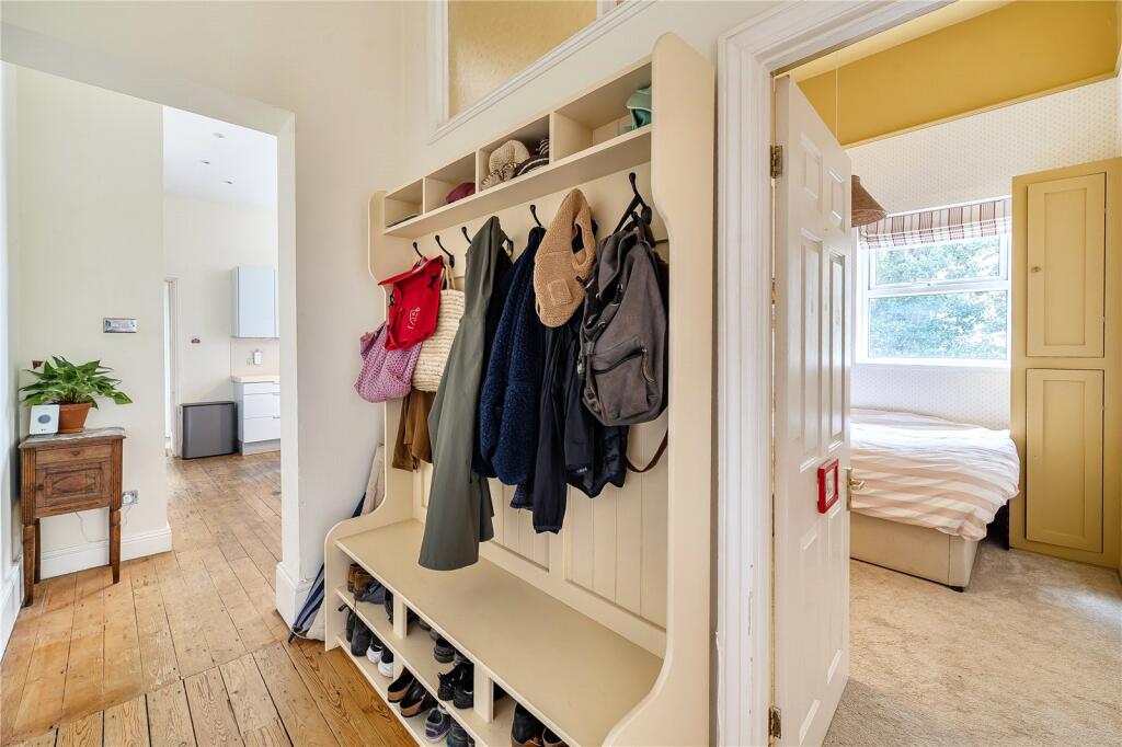 Apartment in Gloucester - View 5