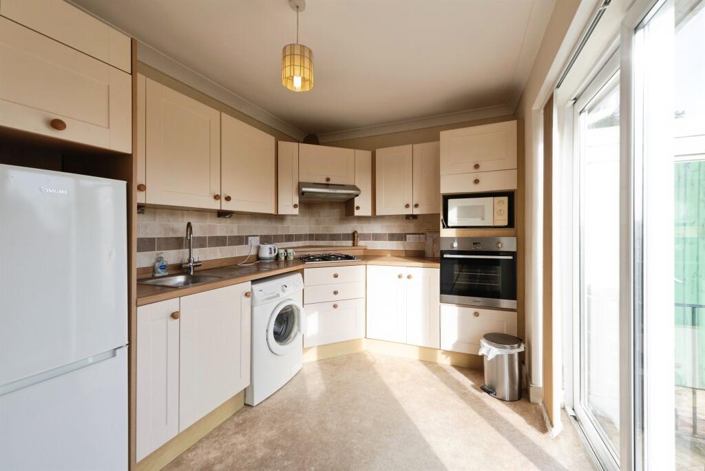 Wyndham Close, Waterlooville photo 3