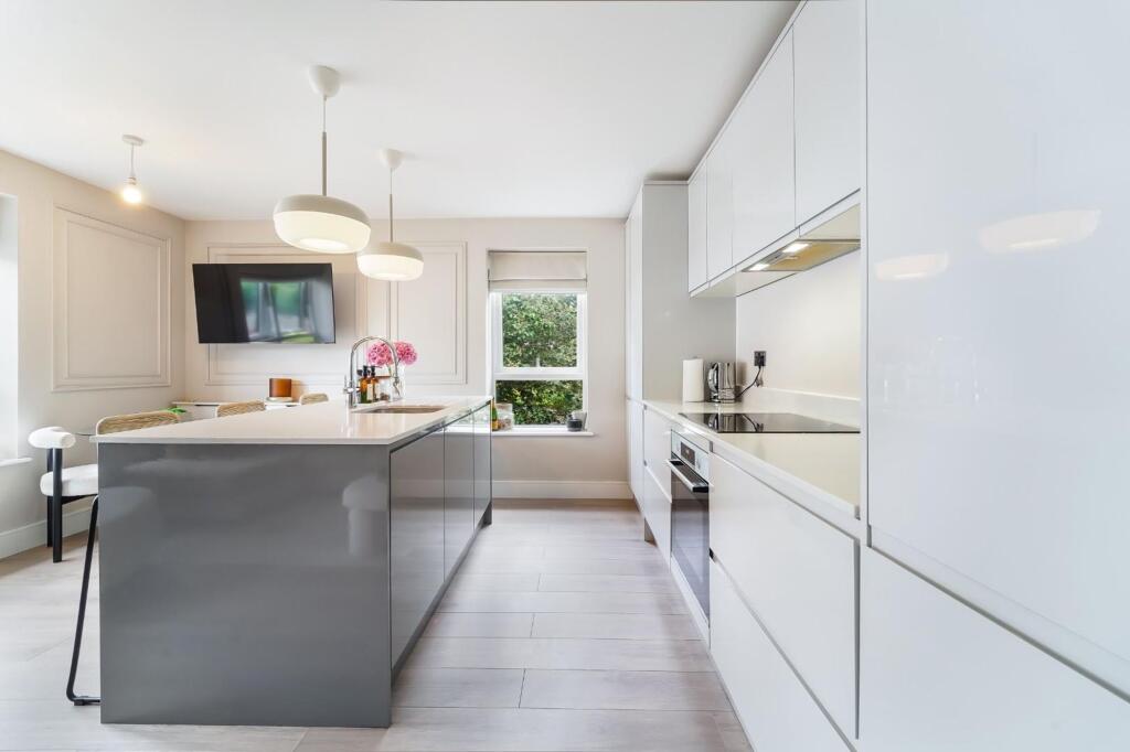 Apartment in Kingston upon Thames - More