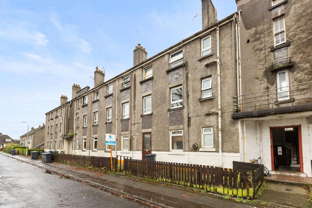 3-bed flat on Creran Drive, Renfrew, PA4, £65,000