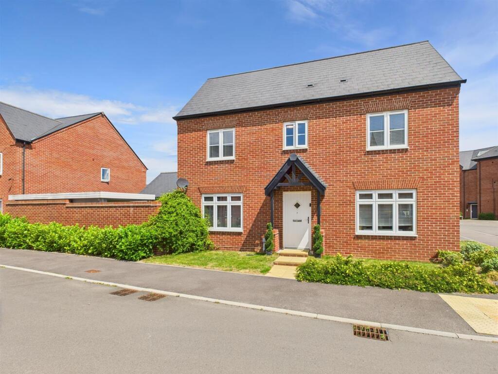 3-bed detached on Leighton Close, Twigworth, Gloucester, £385,000