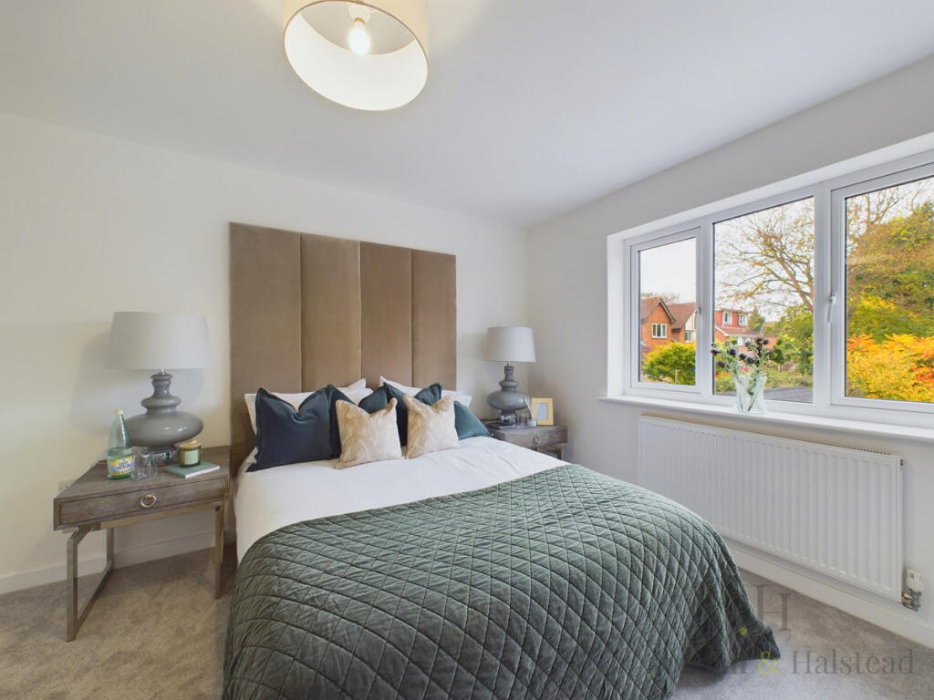 Recently renovated four bedroom house with a large garden photo 3