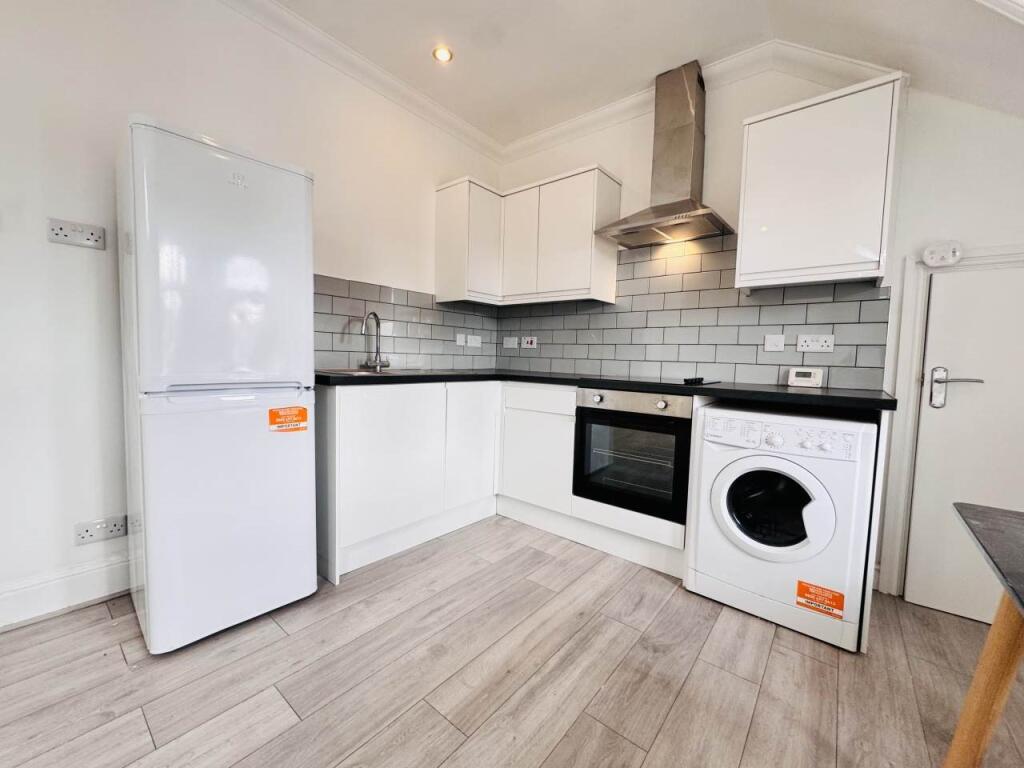 Apartment in Cardiff, Roath - View 3