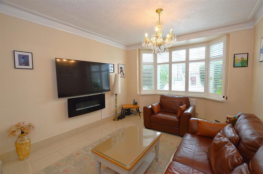 House in London, Worton - View 2