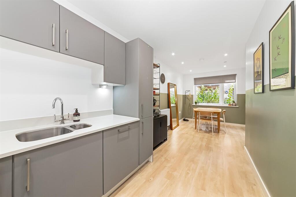 Apartment in London, Clifton Estate, Peckham - View 4