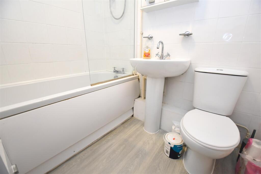 Apartment in Southend-on-Sea - More