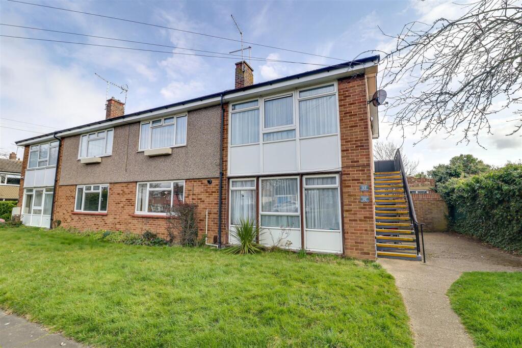 2-bed flat on Treecot Drive, Leigh-on-Sea, £220,000