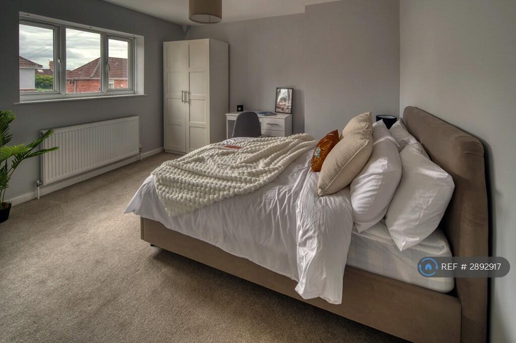 4 bedroom semi-detached house for rent