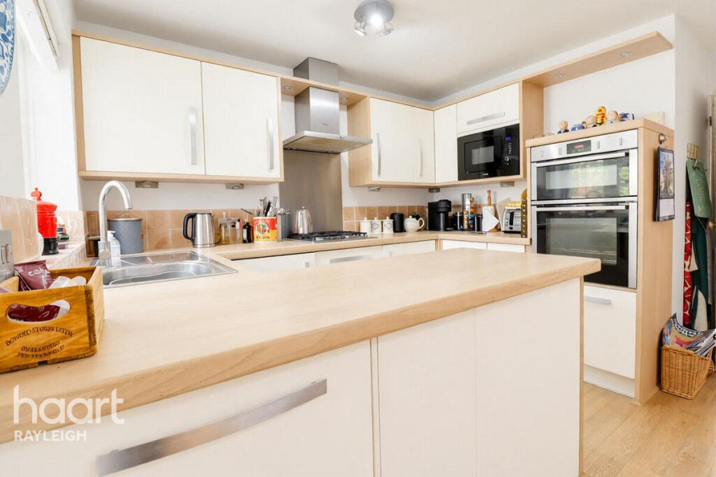 House in Rochford, Rayleigh - More