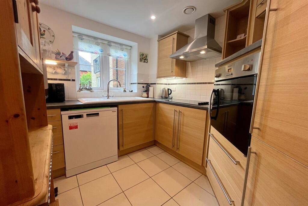 Apartment in Redhill - View 3