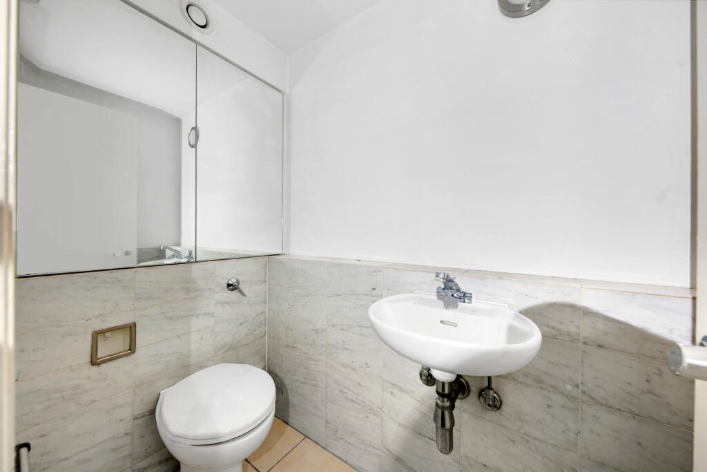 Chandlers Mews, E14 photo 4