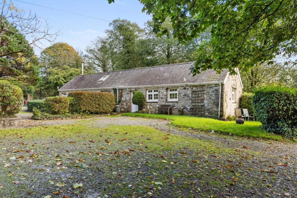 House in Walton East, Llys-y-frân, New Moat