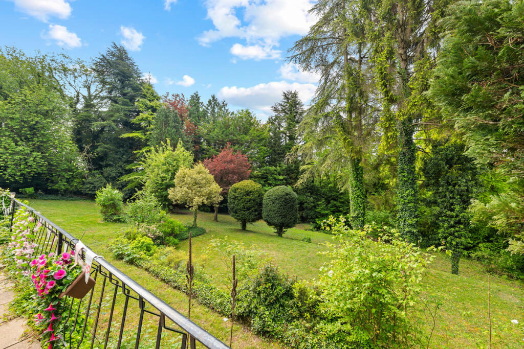 House in Reigate and Banstead, Merstham - View 2