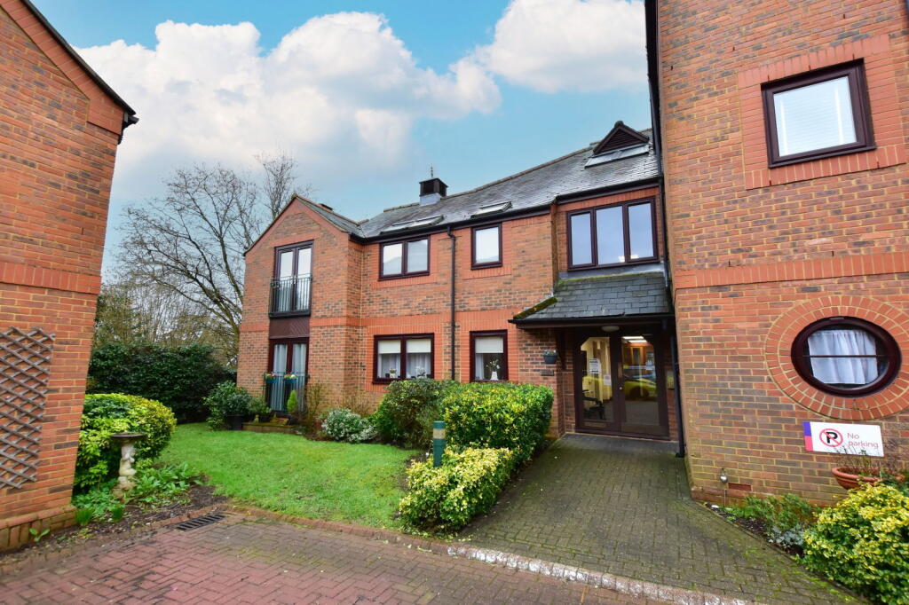 2-bed house on High Street, Kings Langley, WD4 8DL, £220,000