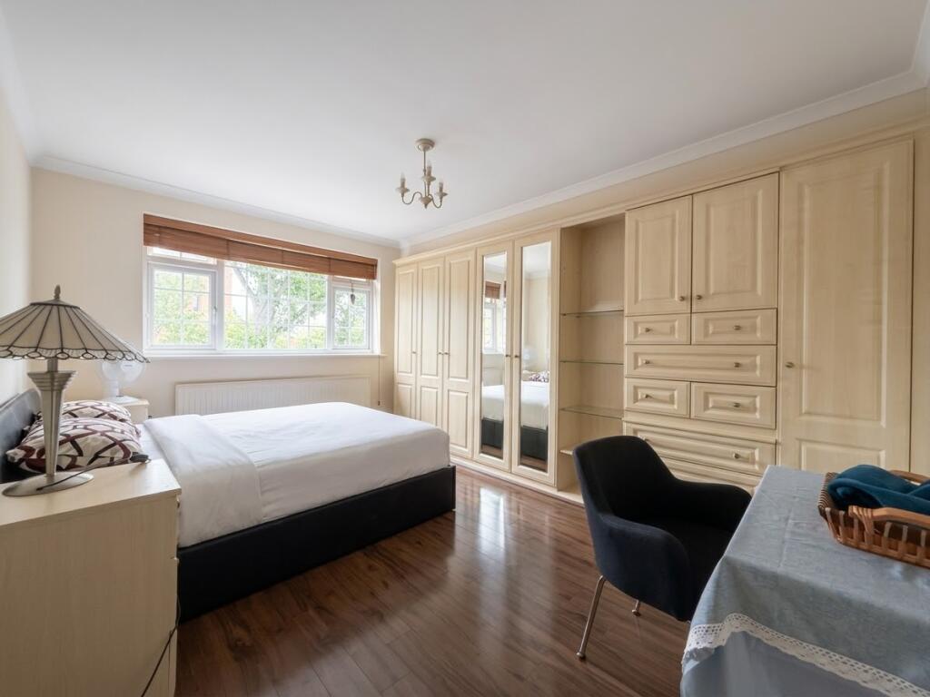 House in Sutton - More