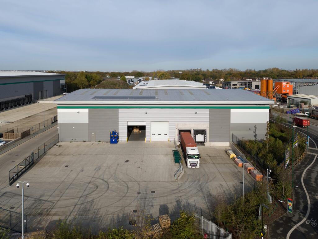 DC1 Everest Logistics Park Croydon 056.jpg