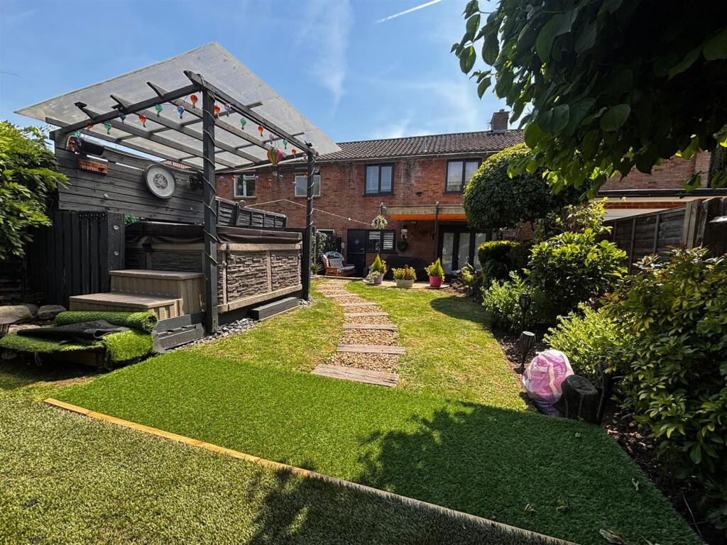 Garden Avenue, Hatfield photo 3