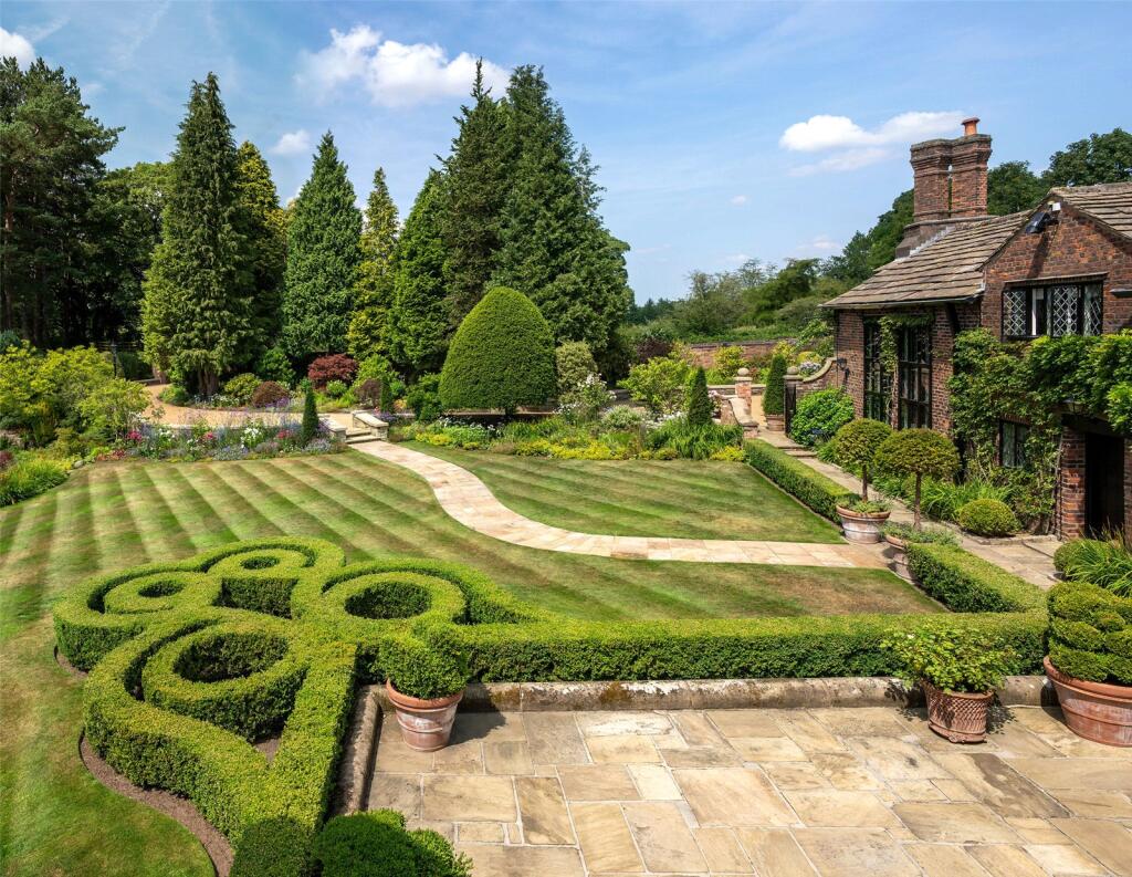 House in Macclesfield, Prestbury - View 3