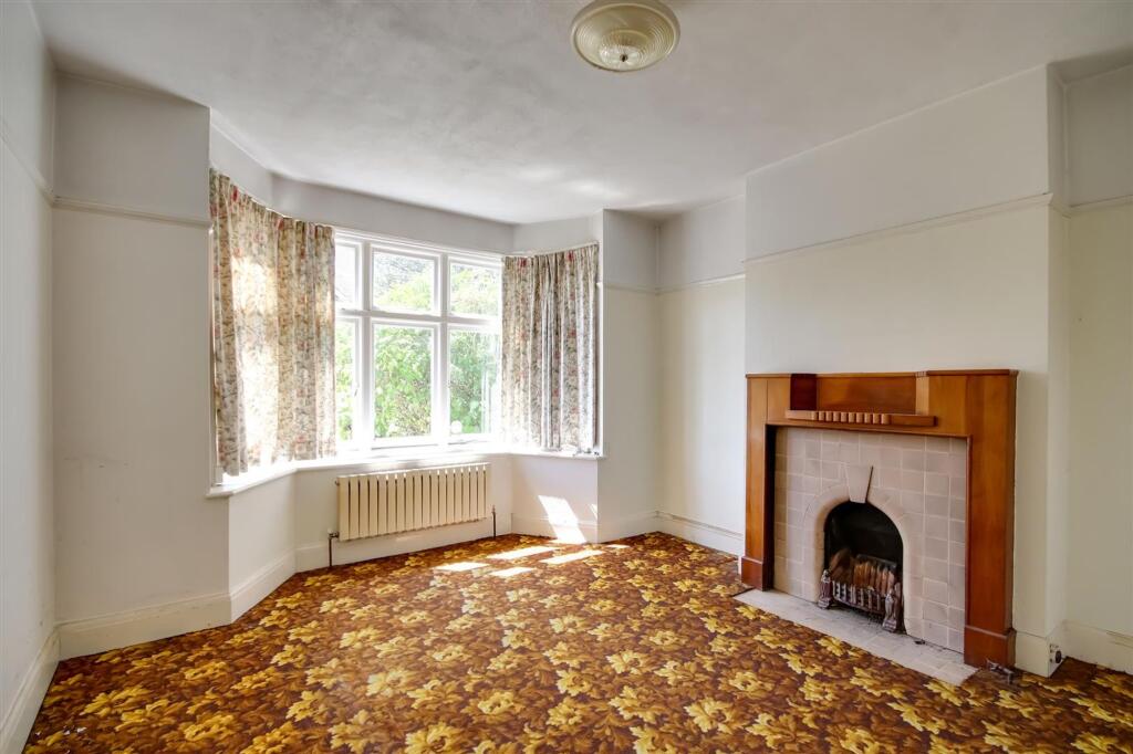 Broomfield Avenue, Worthing, BN14 photo 4