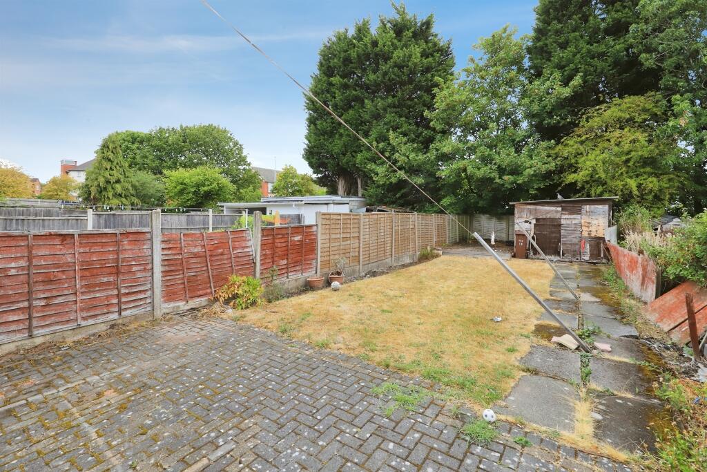 House in Wolverhampton, West Midlands - More