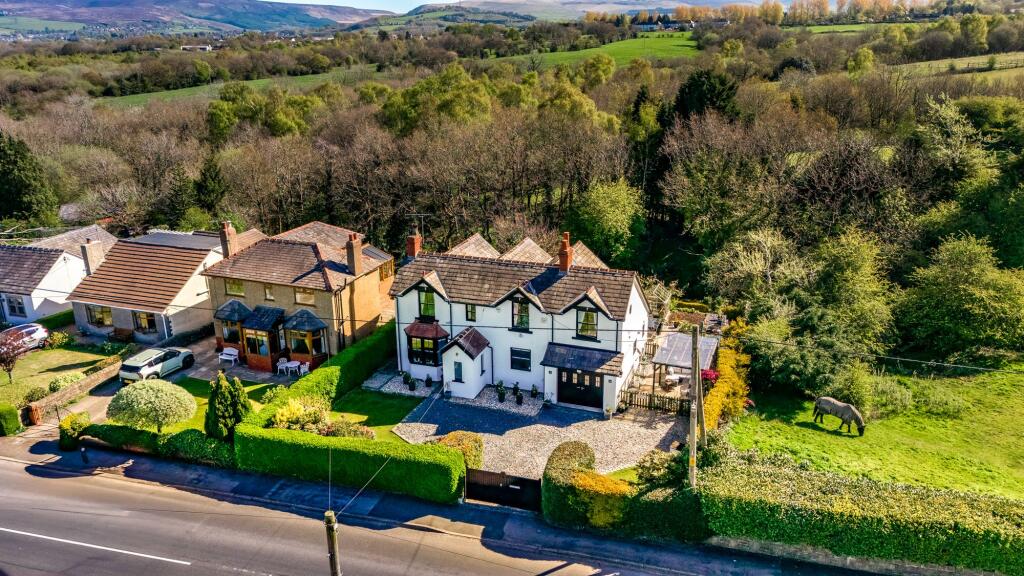 Main image of property: Long Lane, Charlesworth, SK13