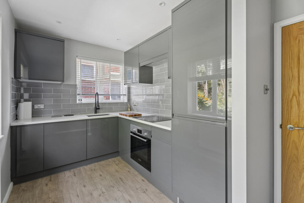 Apartment in Slough, Stoke Poges - More