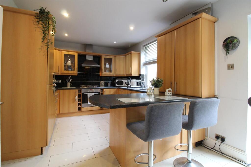 Close Hill Lane, Newsome, Huddersfield, HD4 - View 5