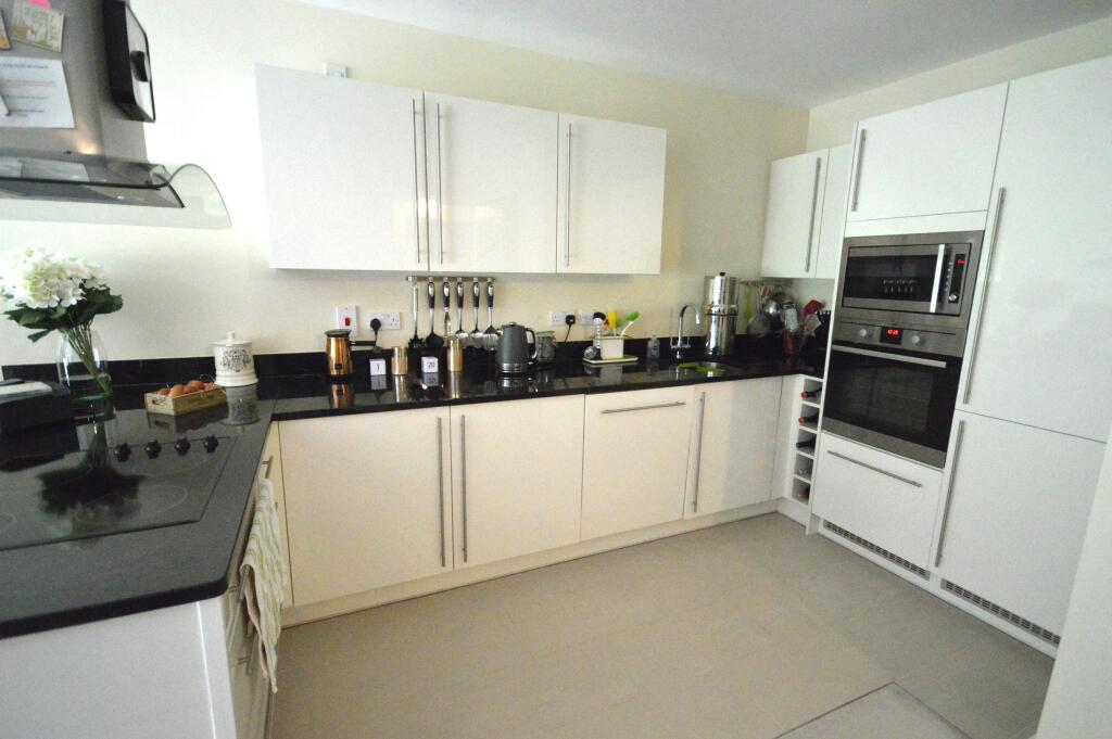 Apartment in Waverley, Haslemere - View 3