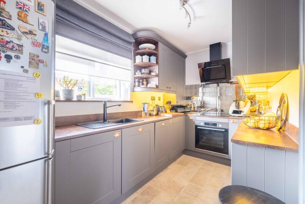 Apartment in Slough - View 4