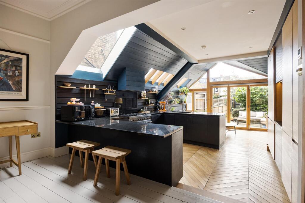 House in London - View 2