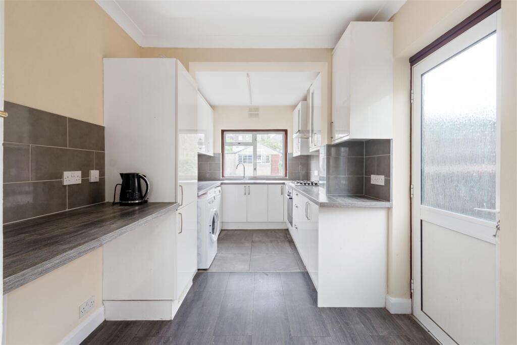 House in Sutton - View 3