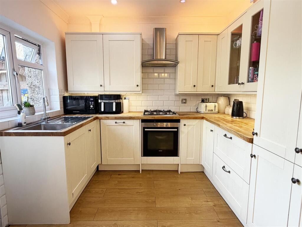 Eastworth Road, Chertsey photo 4