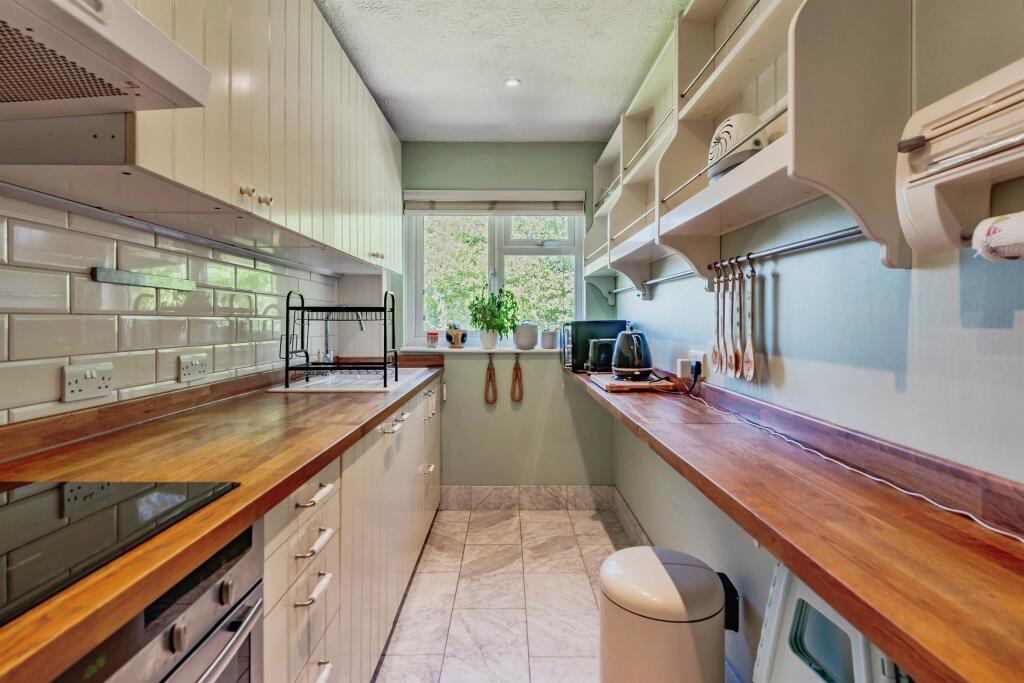 Glenview Close, CRAWLEY photo 4